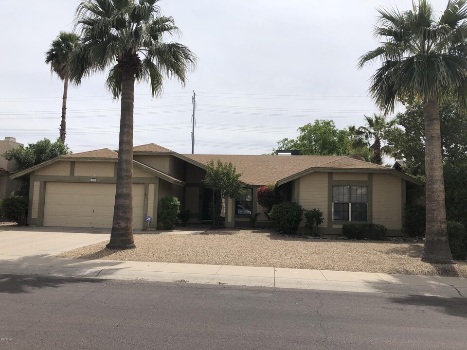 10851 E Becker Ln in Scottsdale, AZ - Foto de edificio