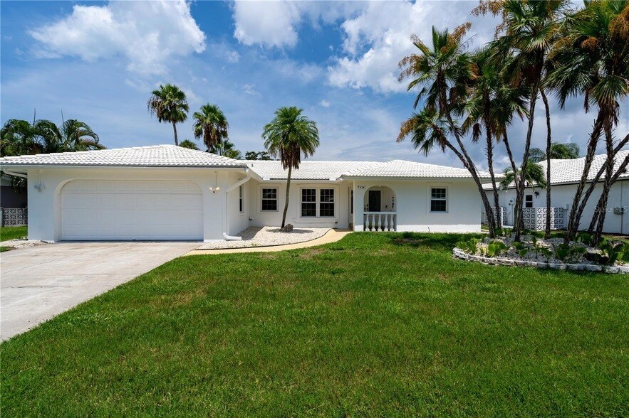 7354 Biltmore Dr in Sarasota, FL - Building Photo