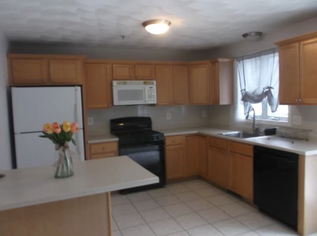 933 Varnum Ave in Lowell, MA - Building Photo - Building Photo