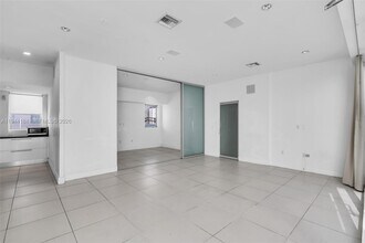 229 8th St in Miami Beach, FL - Foto de edificio - Building Photo