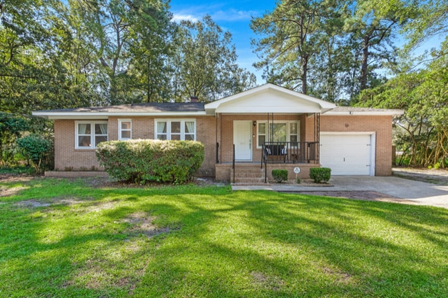 property at 2611 N Oakridge Cir