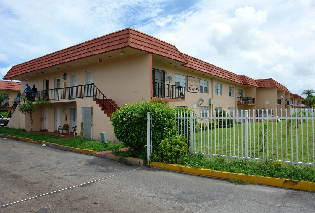 West Gardens in Miami, FL - Foto de edificio