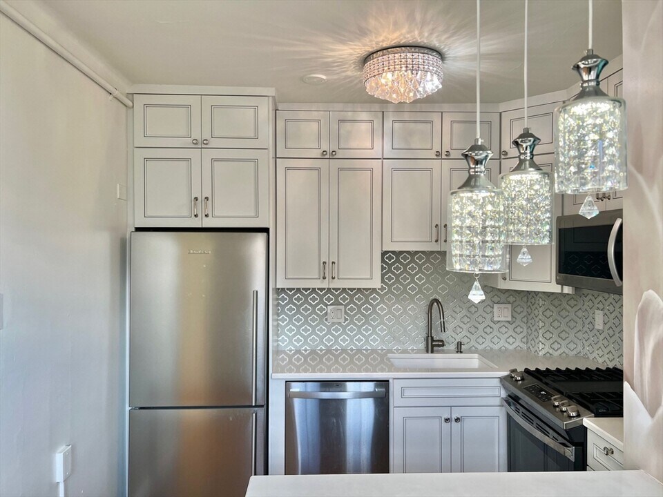 1454 Beacon St in Brookline, MA - Building Photo