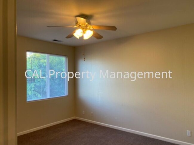 361 Majestic Dr in Hollister, CA - Foto de edificio - Building Photo
