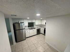 9425 NW 42nd St in Sunrise, FL - Building Photo - Building Photo