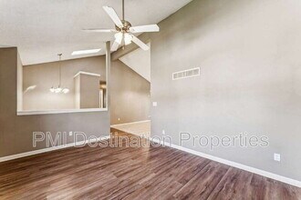 525 NE Karapat Dr in Kansas City, MO - Building Photo - Building Photo