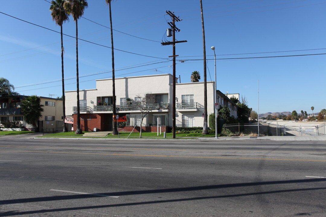 The Savannah in Canoga Park, CA - Building Photo