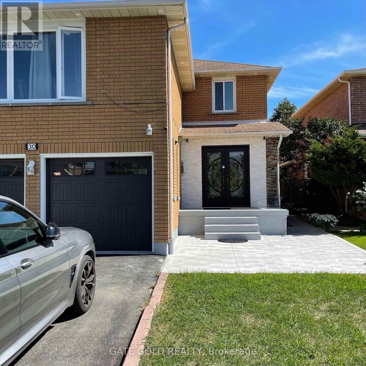 30 Inverary Dr in Brampton, ON - Building Photo