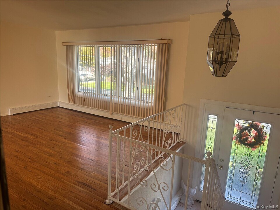 308 Essex St in West Babylon, NY - Building Photo