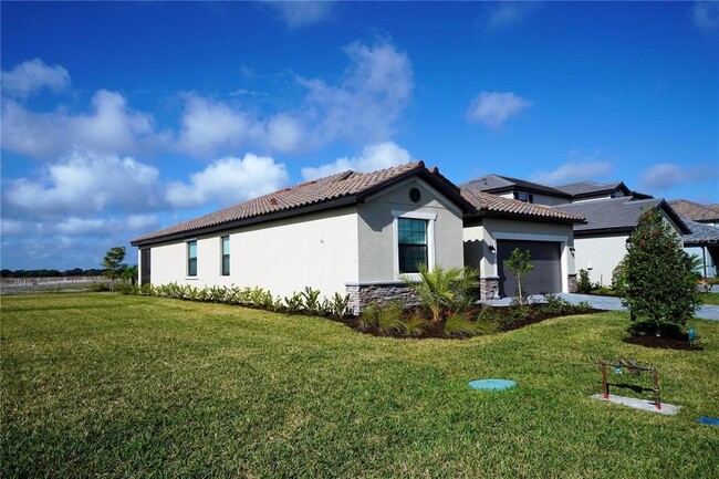 15843 Islandwalk Ave in Bradenton, FL - Foto de edificio - Building Photo