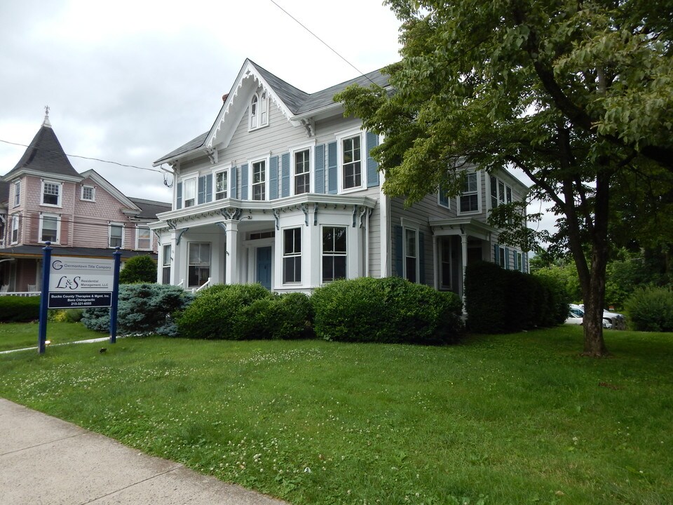76 S Main St in Yardley, PA - Building Photo