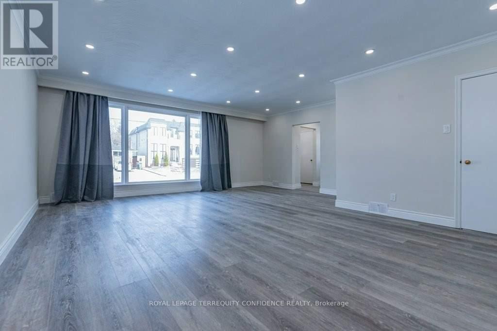 219 Betty Ann Dr in Toronto, ON - Building Photo