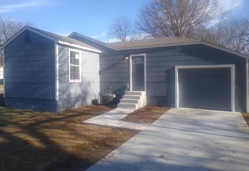 401 E 10th St in Claremore, OK - Building Photo