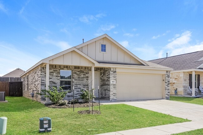 1109 Wildflower St in Ennis, TX - Building Photo - Building Photo