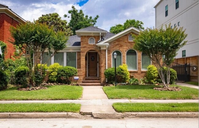 property at 602 W Saulnier St