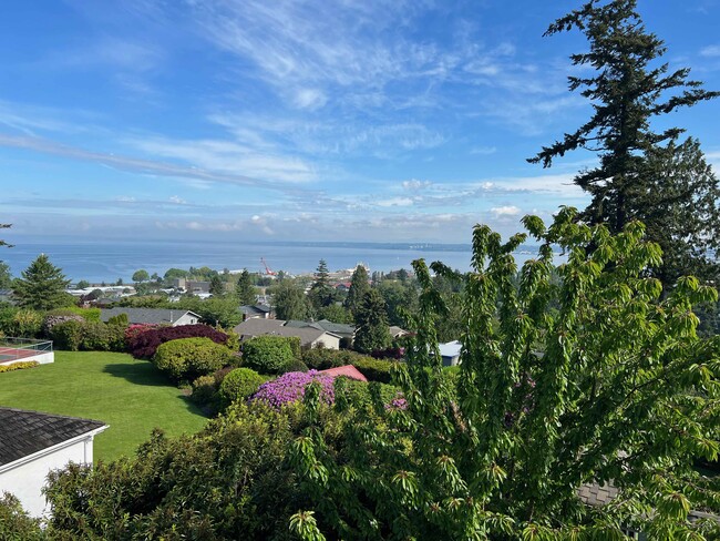 217 Middlefield Rd, Unit Apartmentwithview