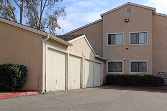 Garden View Apartments in San Diego, CA - Foto de edificio - Building Photo
