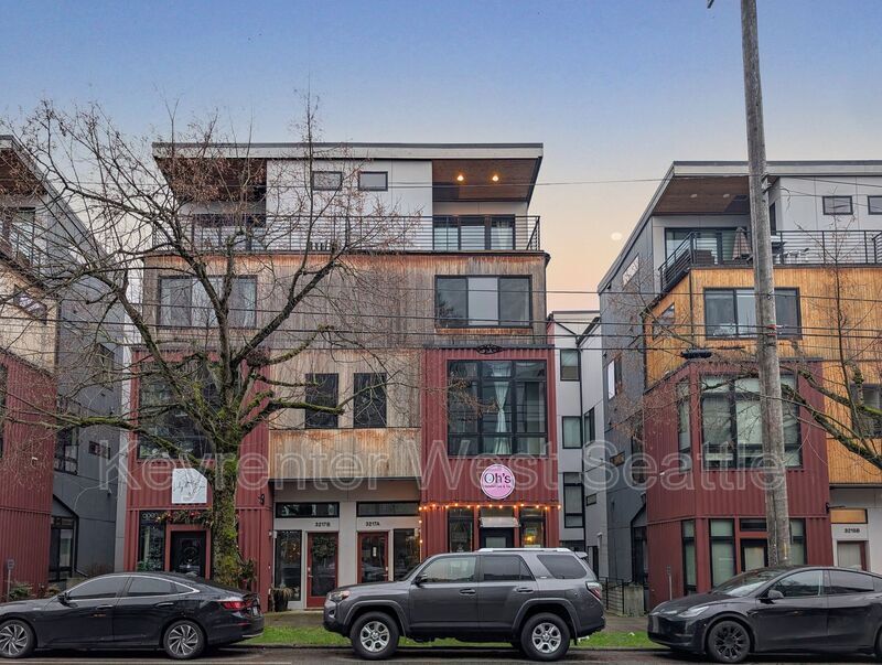 3217A California Ave SW in Seattle, WA - Building Photo