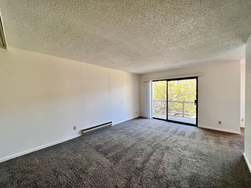 2 Commodore Dr in Emeryville, CA - Building Photo