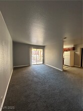 5350 River Glen Dr in Las Vegas, NV - Building Photo - Building Photo