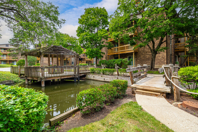 Forest Cove Apartments in Mount Prospect, IL - Building Photo - Building Photo