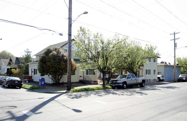 West Tabor in Portland, OR - Foto de edificio - Building Photo