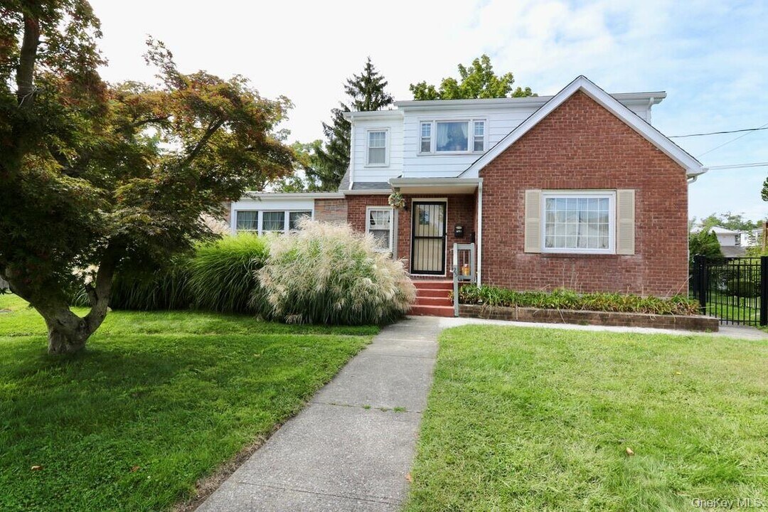 25 Henry St in Beacon, NY - Building Photo