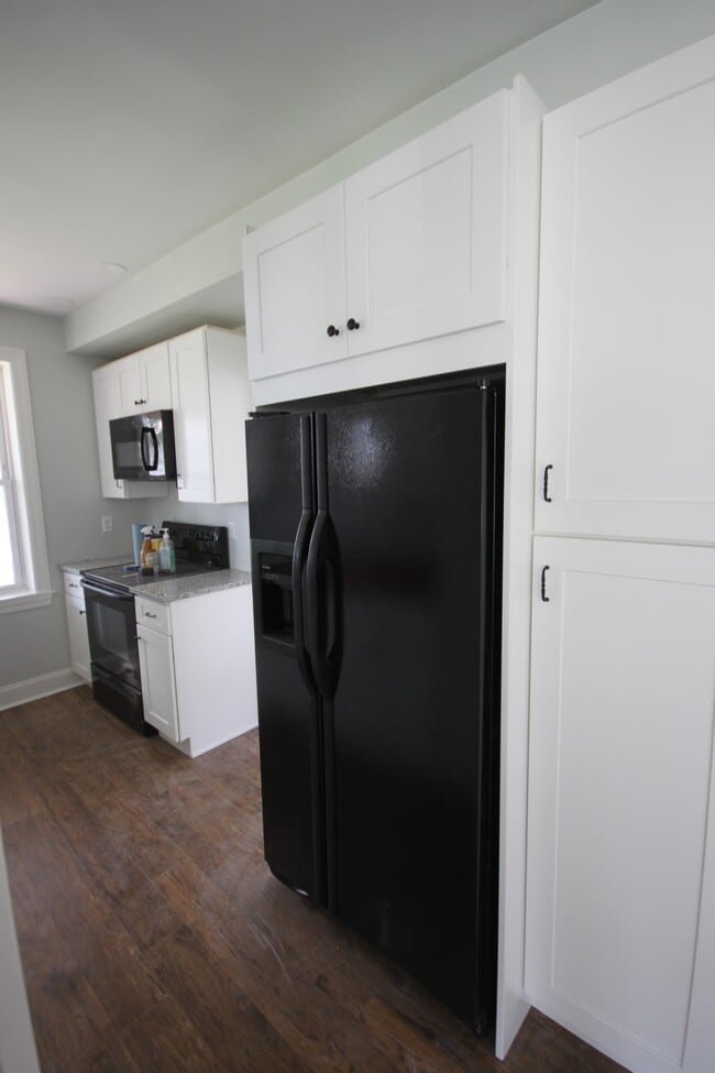 202 Walnut St, Unit First Floo in Mont Clare, PA - Building Photo - Building Photo