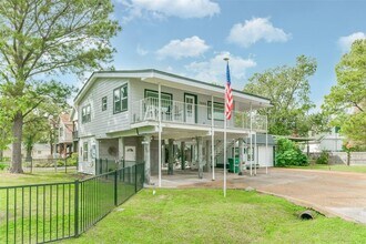 1005 Bryan Ave in Seabrook, TX - Building Photo - Building Photo