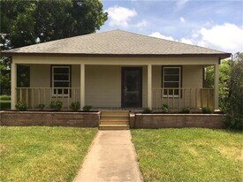 102 N Avenue C in Freeport, TX - Building Photo