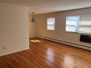 99 N Middletown Rd in Pearl River, NY - Building Photo - Building Photo