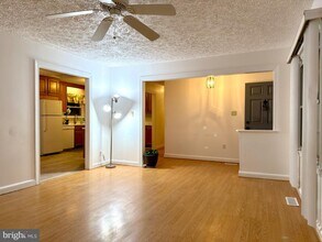 905 W Poplar Rd in Sterling, VA - Building Photo - Building Photo