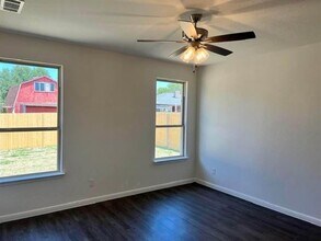 221 Windy Glen Dr in Decatur, TX - Foto de edificio - Building Photo
