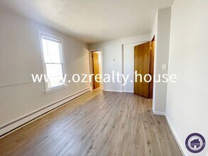 215 E Reed Ave in Bowling Green, OH - Building Photo - Building Photo