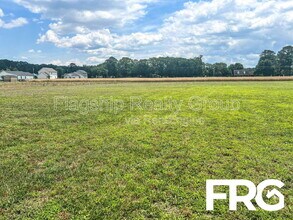 102 Michael Thomas Pl in La Grange, NC - Building Photo - Building Photo
