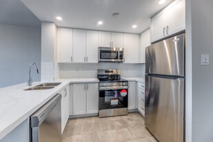 Ravine Park Apartments in Toronto, ON - Building Photo