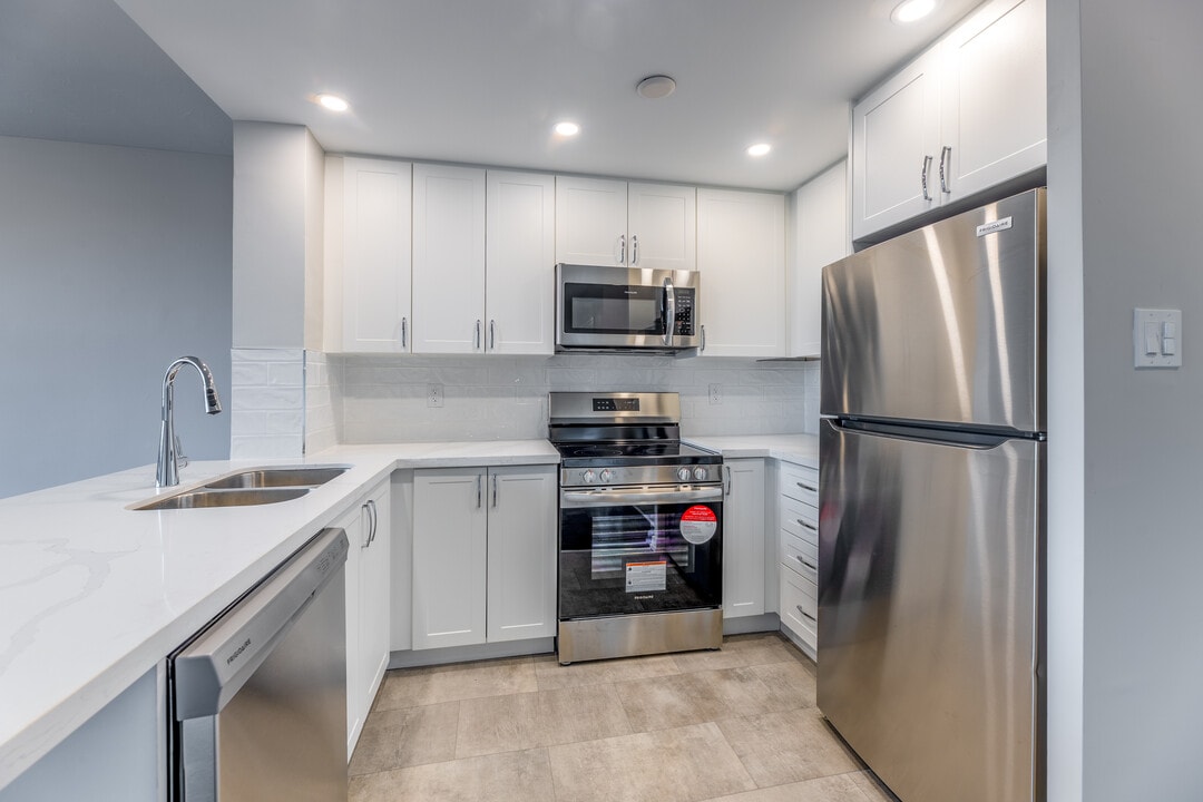 Ravine Park Apartments in Toronto, ON - Building Photo