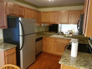 2377 Walton Blvd, Unit #17 in Rochester Hills, MI - Foto de edificio - Building Photo