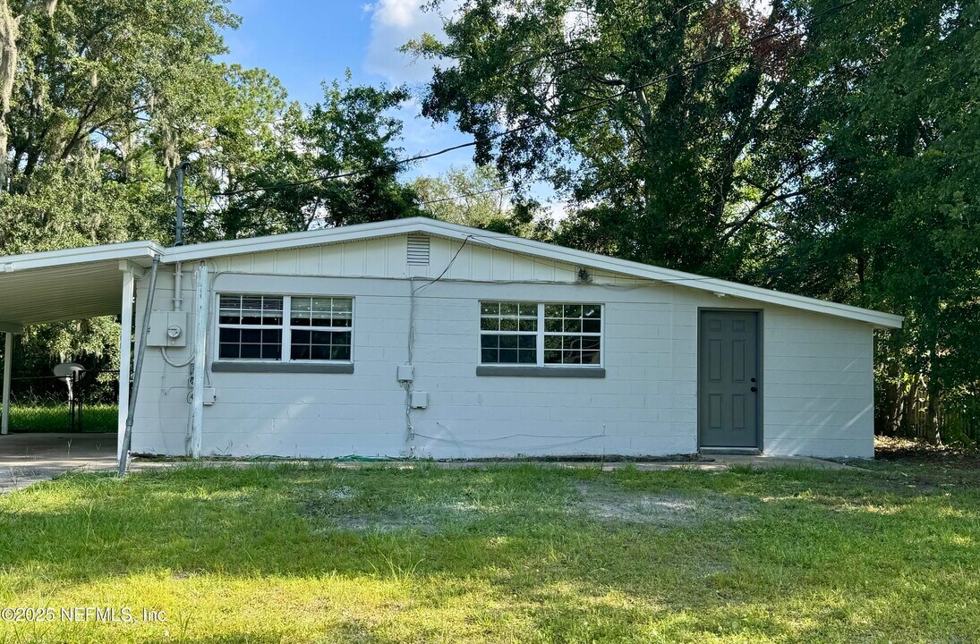 7054 Red Robin Dr in Jacksonville, FL - Building Photo