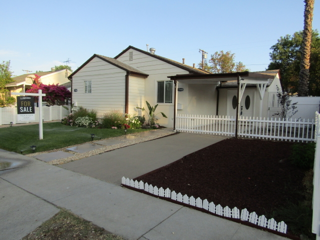 17944 Collins St in Encino, CA - Building Photo