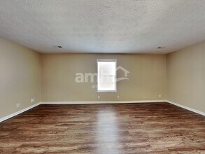 2740 N Whitfield Rd in Clarksville, TN - Foto de edificio - Building Photo