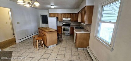 211 Grant St in Olyphant, PA - Foto de edificio - Building Photo