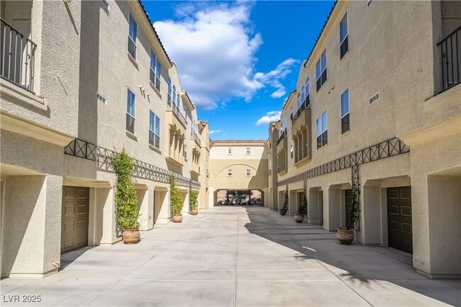 2555 Hampton Rd in Henderson, NV - Foto de edificio - Building Photo