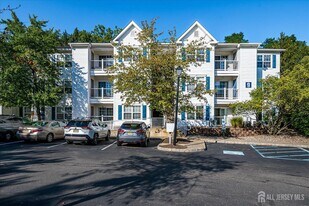 936 Waterford Dr in Edison, NJ - Building Photo