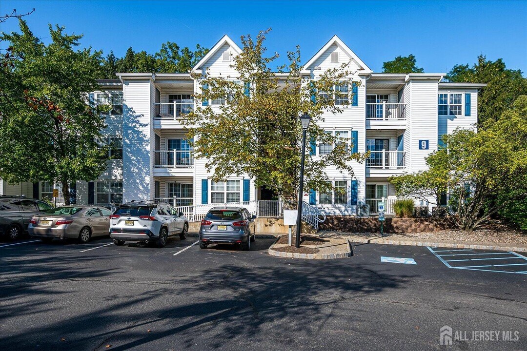 936 Waterford Dr in Edison, NJ - Building Photo