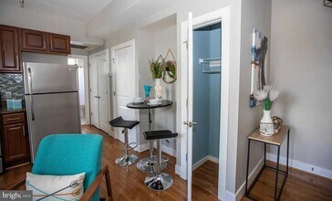 2 17th St SE, Unit 202 in Washington, DC - Foto de edificio - Building Photo