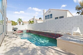 8213 Grassy Point Cir in Las Vegas, NV - Foto de edificio - Building Photo