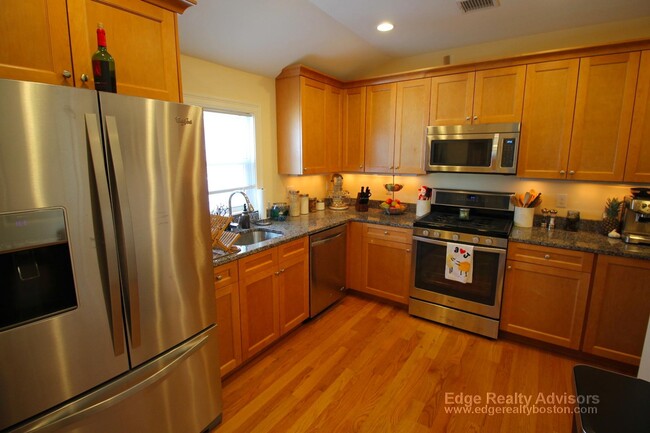 47 Carleton St, Unit 2