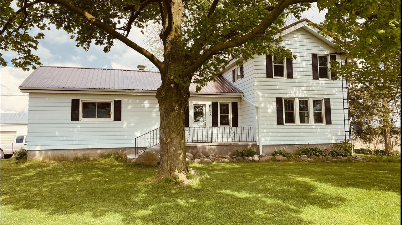 6551 Abbott Rd in Reading, MI - Building Photo