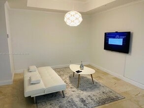 19195 NE 36th Pl, Unit 107 in Aventura, FL - Foto de edificio - Building Photo